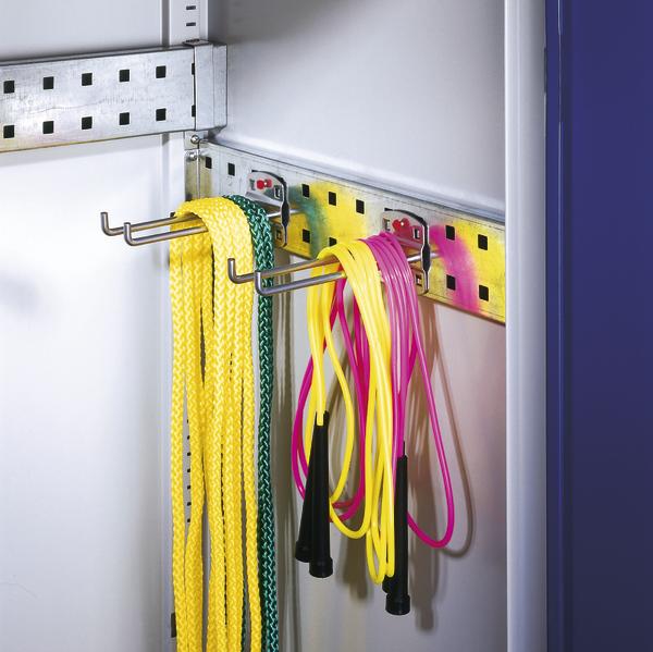 Bunte Springseile hängen ordentlich an Metallhaken in einem Sportgeräte-Schrank.