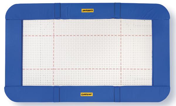Blauer Trampolinrahmen mit weißer Sprungmatte und roten Markierungen, rechteckig.