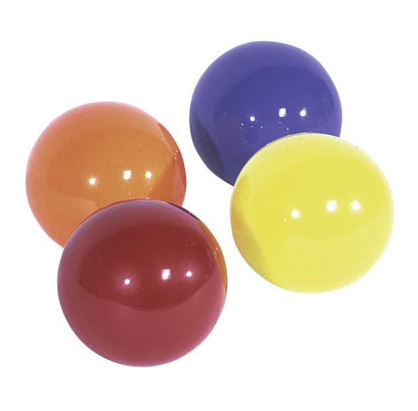Bunte glänzende Kunststoffkugeln in Rot, Orange, Gelb und Blau auf weißem Hintergrund.