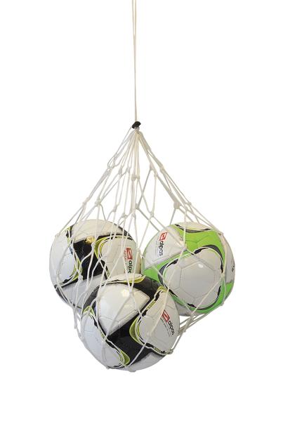 Drei Fußballbälle in einem weißen Netz zum Transport aufgehängt vor weißem Hintergrund.