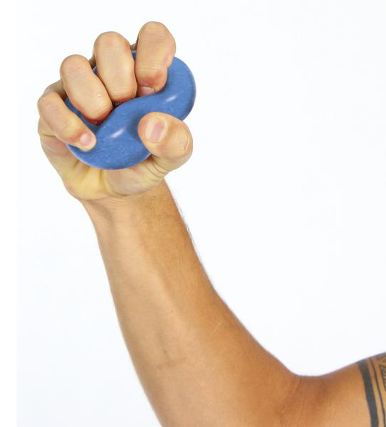 Hand drückt blauen Stressball zur Muskelentspannung und Handkräftigung.