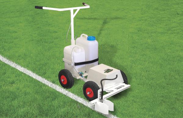 Markierwagen für Sportplatzlinien auf grünem Rasen mit weißen Linien und roten Rädern.