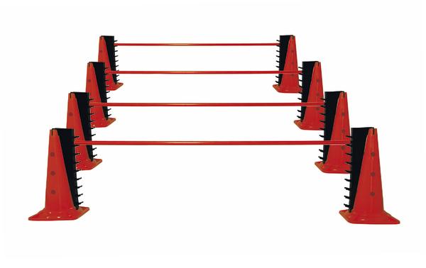 Rote Trainingshürden mit verstellbaren Stangen für Sport- und Agility-Übungen.
