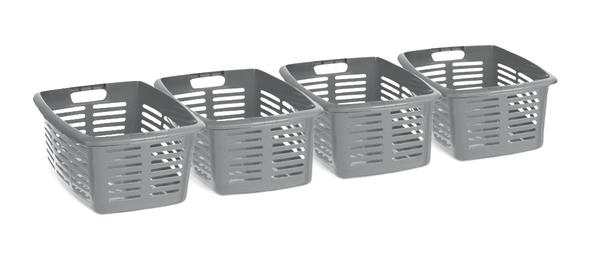 Vier graue Kunststoff-Aufbewahrungskörbe mit Griffen, nebeneinander angeordnet.