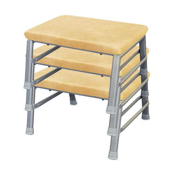 Beiger, gepolsterter Sprunghocker mit grauem Metallgestell, stapelbar und robust.