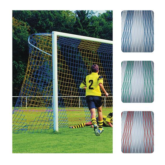 Fußballspieler in gelber Trikotnummer 2 vor Tor mit gelb-blauem Netz auf grünem Spielfeld.