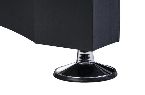 Schwarzer Billardtisch mit verchromtem runden Metallfuß auf weißem Hintergrund.