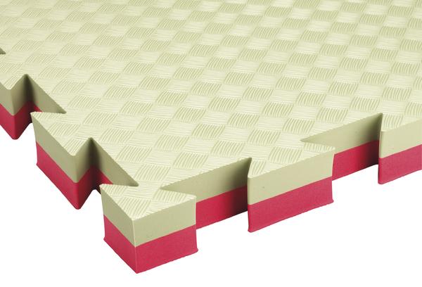 Schaumstoff-Matte mit rotem und beigefarbenem Schichtdesign und verzahnten Kanten für Sport und Spiel.