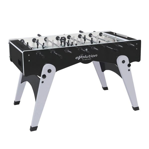 Kicker-Tisch Evolution in Schwarz-Weiß mit Spielfiguren und Griffstangen für Tischfußball.