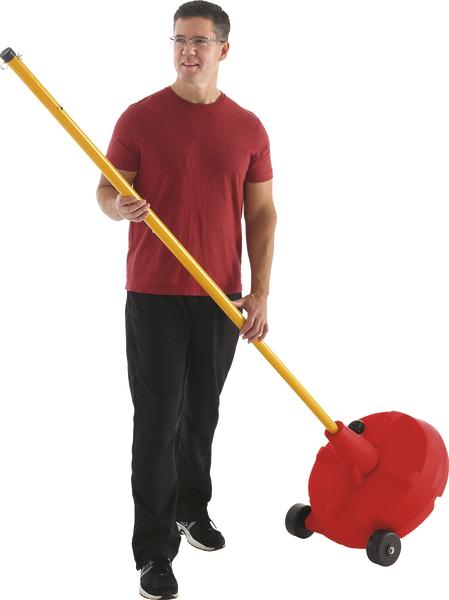 Mann in rotem Shirt bedient roten Standfuß mit langem gelbem Griff.