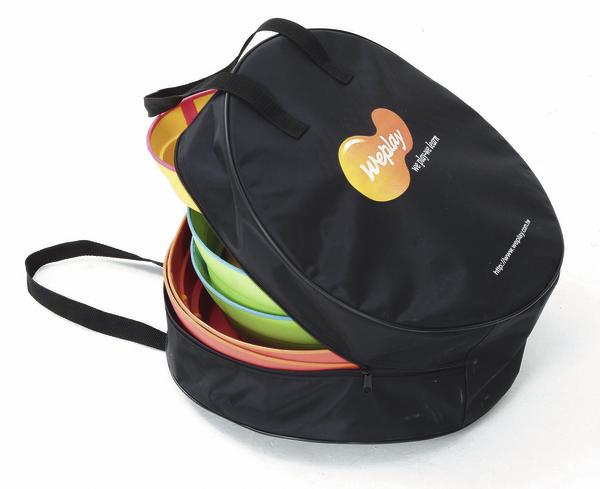 Schwarze Tragetasche mit bunten, stapelbaren Kunststofftellern für Outdoor und Camping.