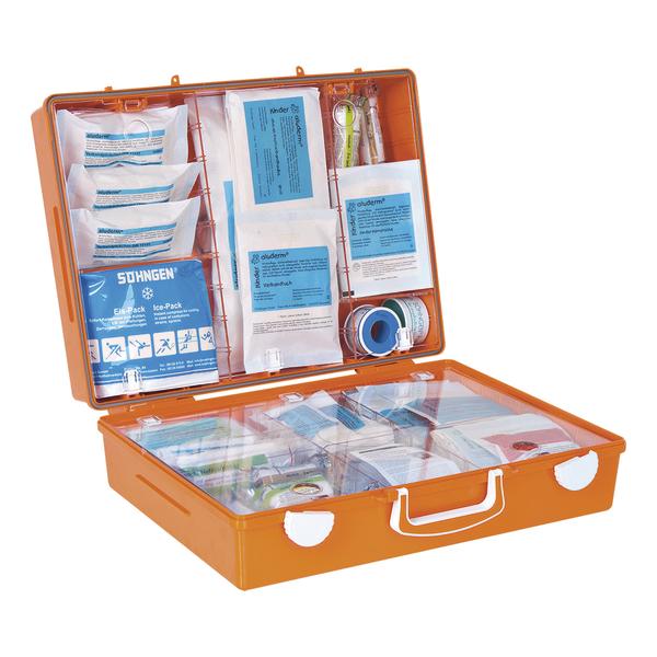 Erste-Hilfe-Koffer mit Verbandsmaterial, Pflastern, Eispack und medizinischen Utensilien.