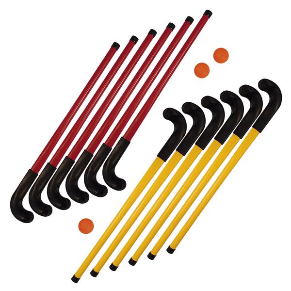 Set aus roten und gelben Hockeyschlägern mit drei orangen Hockeybällen auf weißem Hintergrund.