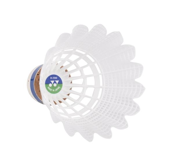 Badminton Federball aus Kunststoff mit Korkfuß, weiß, Nahaufnahme auf weißem Hintergrund
