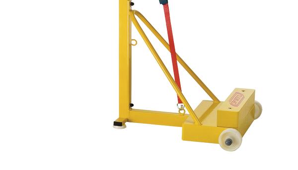 Gelber Wagenheber mit roten Hebel und weißen Rollen auf weißem Hintergrund.