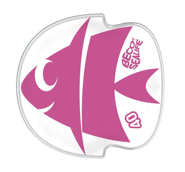 Pinkfarbener Fisch-Aufkleber mit der Aufschrift "BECO SEALIFE 40" auf weißem Hintergrund.
