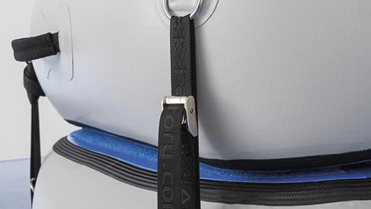 Aufblasbare Matte mit schwarzen Gurten und blauer Naht, Nahaufnahme der Befestigung.