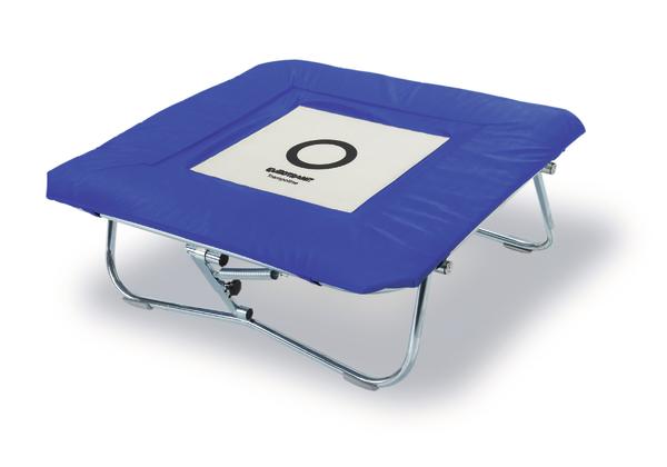 Kleines quadratisches Trampolin mit blauem Rand und Metallrahmen für Indoor-Training.
