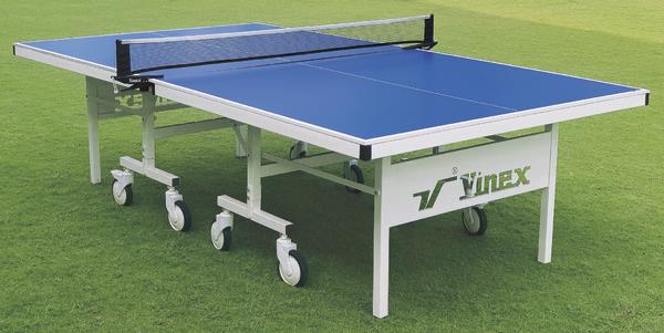 Vinex Tischtennisplatte mit Rollen und Netz für flexiblen Einsatz.