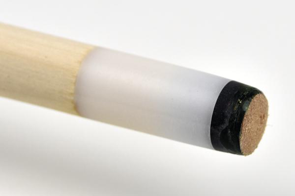 Nahaufnahme der Billard Queue Spitze mit aufgeschraubtem Klebeleder.