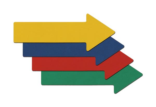 Farbenfrohe Pfeile in Gelb, Blau, Rot und Grün, die nach rechts zeigen, auf weißem Hintergrund.