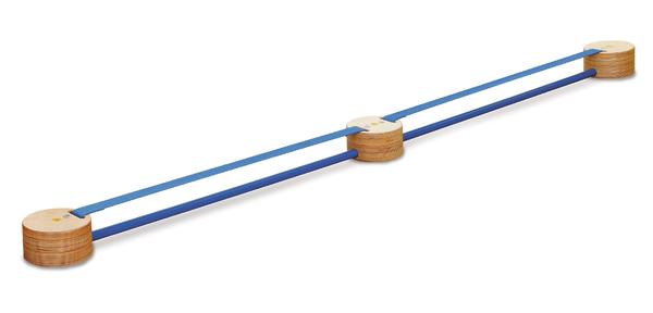 Balancierbalken aus Holz mit zwei blauen Haltebändern für Gleichgewichtstraining.