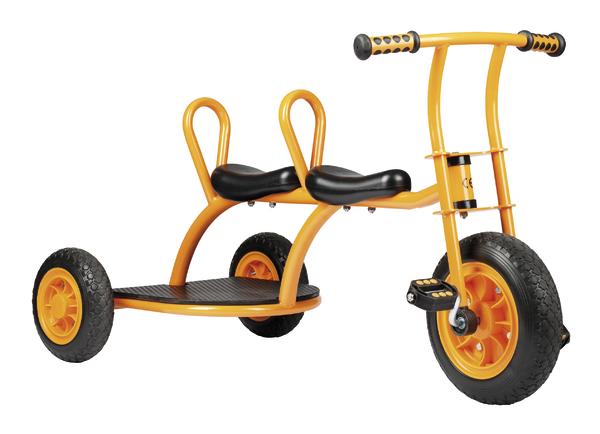 Dreirad für Kinder mit zwei Sitzen und gelbem Metallrahmen, robust und sicher.