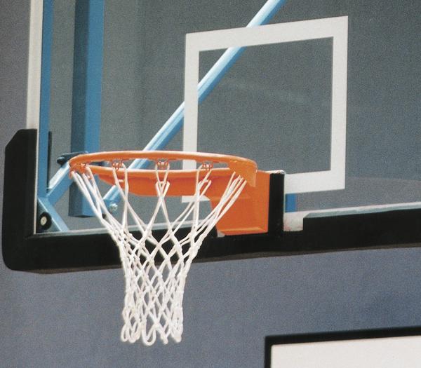 Basketballkorb mit Netz an einer Halle, Nahaufnahme des orangefarbenen Rings und Rückbretts.