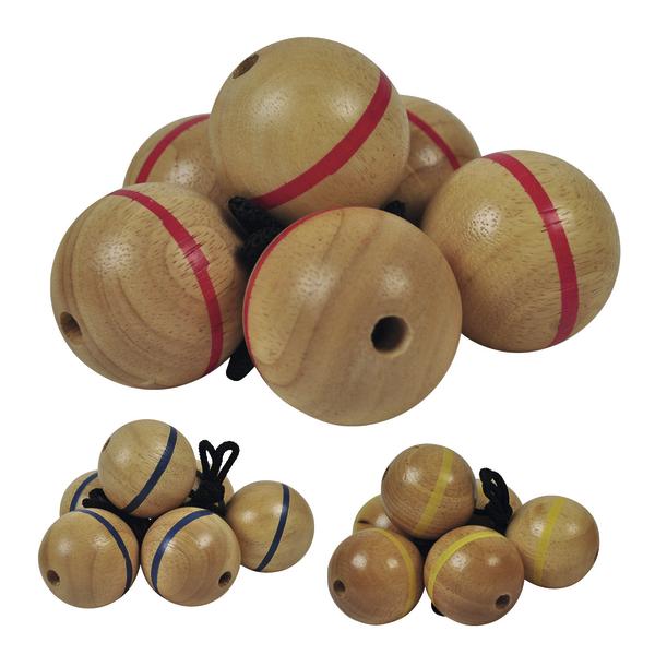 Holzkugeln mit farbigen Markierungen in verschiedenen Sets für ein Wurfspiel.