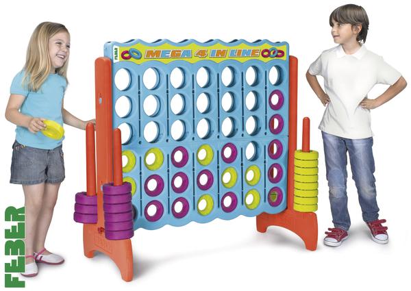 Kinderspiel "4 gewinnt" in groß, zwei Kinder spielen mit bunten Spielsteinen.