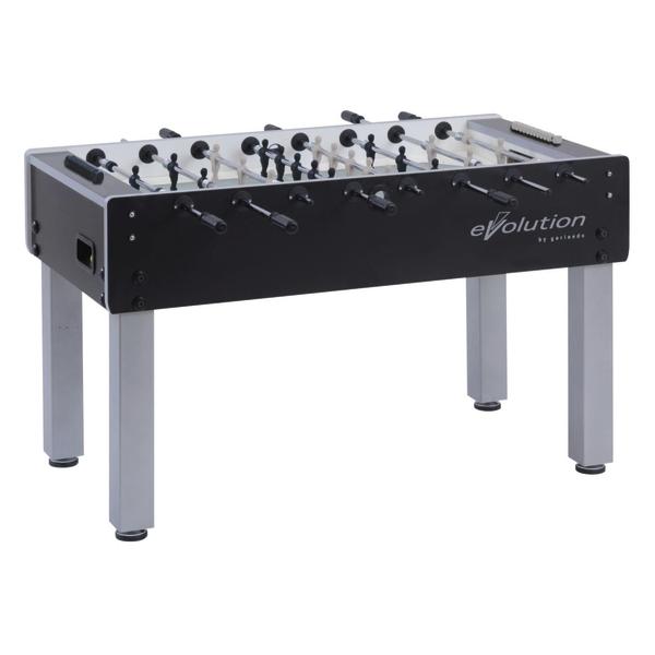 Tischkicker „Evolution“ in Schwarz mit silbernen Beinen und eher hellgrauem Spielfeld.