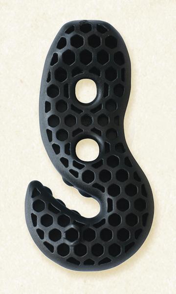 Schwarzes, ergonomisch geformtes Gummi-Pad mit Wabenmuster und zwei Löchern, isoliert.