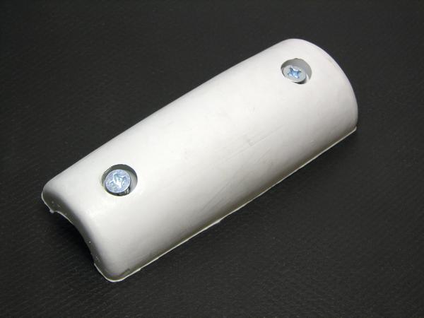 Weiße Gummi-Aufstandfläche für Mini-Tramp mit zwei Schrauben auf schwarzem Hintergrund.