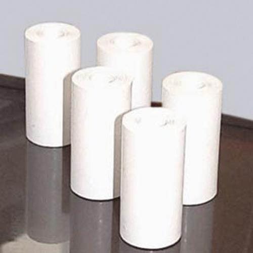 Fünf weiße Thermodruckpapiere für Drucksystem DIGI PC-110/111 auf dunklem Untergrund, dekorativ angeordnet.