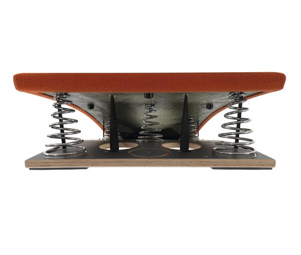 Federndes Balance-Board mit oranger Oberfläche und Holzplatte für Gleichgewichtstraining.