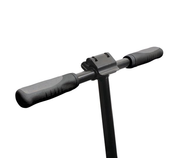 Lenker eines schwarzen Elektrorollers mit ergonomischen Griffen auf weißem Hintergrund