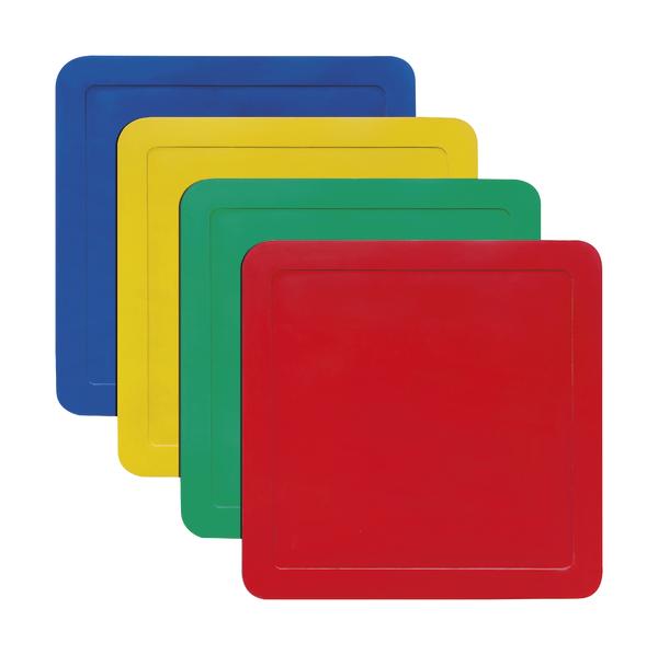 Bunte quadratische Kunststoffplatten in Blau, Gelb, Grün und Rot, gestapelt.