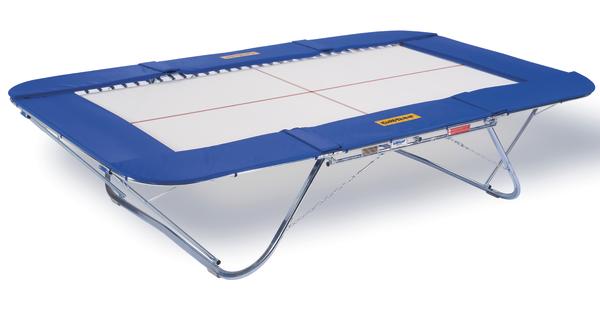 Trampolin rechteckig mit blauem Rand und Metallrahmen, Indoor-Sprunggerät.