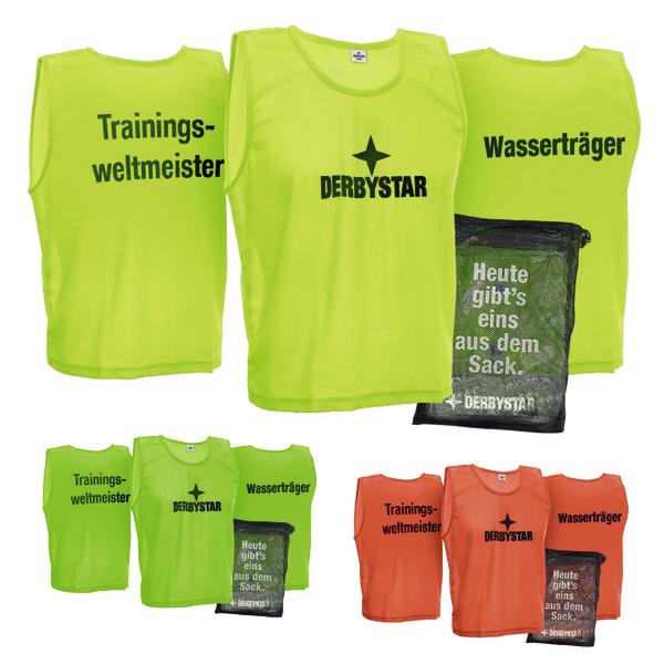 Trainingsleibchen mit Aufschriften "Trainingsweltmeister" und "Wasserträger" von Derbystar in verschiedenen Farben.