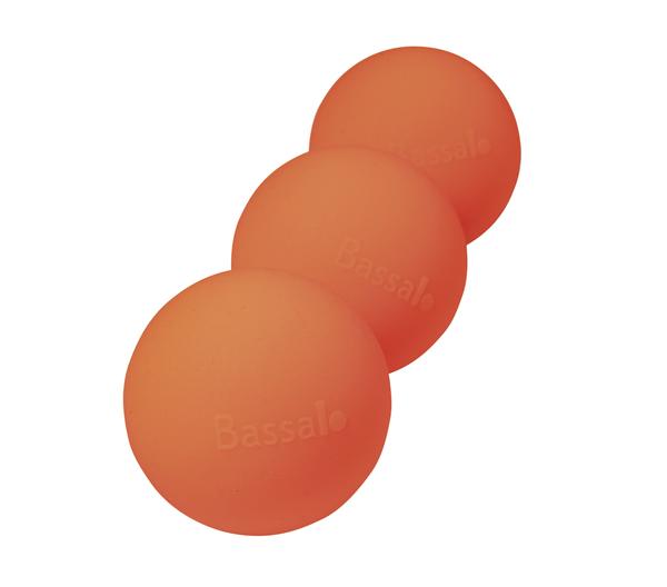 Orange Tischtennisbälle mit Bassalo-Logo, dreifach angeordnet auf weißem Hintergrund.