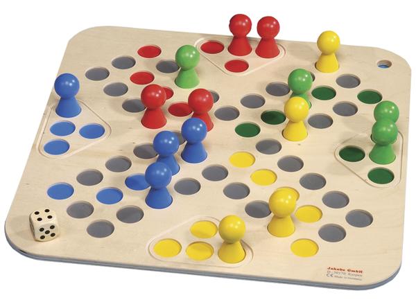 Holzspielbrett mit bunten Spielfiguren und Würfel für ein klassisches Brettspiel.