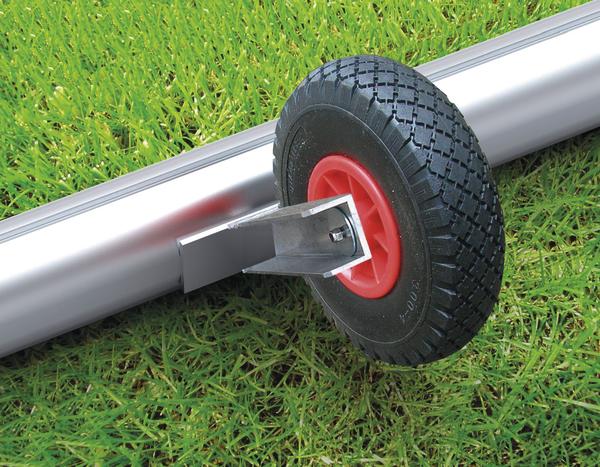 Robustes Rad mit Metallhalterung auf grünem Gras für Garten- oder Transportgeräte.