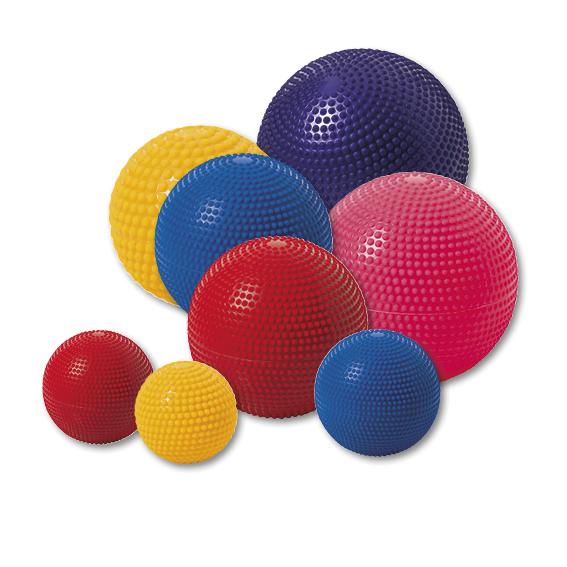 Bunte, strukturierte Gymnastikbälle in verschiedenen Größen und Farben auf weißem Hintergrund.