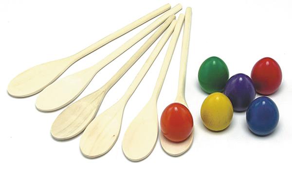 Holzlöffel und bunte Eier aus Holz, geeignet für Kinder und Bastelprojekte.