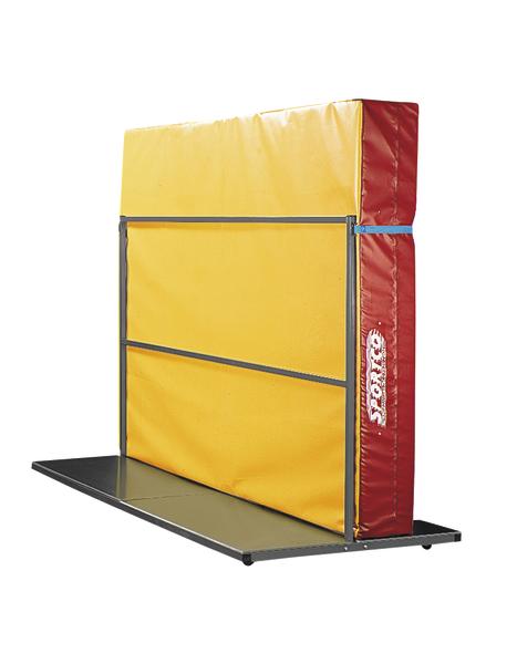 Zusammengeklappte gelb-rote Turnmatte auf schwarzer Grundplatte für Sport und Gymnastik.