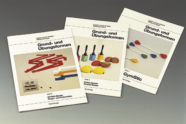 Drei Übungshefte "Grund- und Übungsformen" mit verschiedenen Sportgeräten auf weißem Hintergrund.