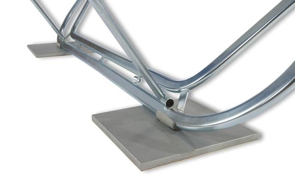 Metallgestell mit stabilen Stahlplatten als Bodenbefestigung, ideal für sichere Konstruktionen.