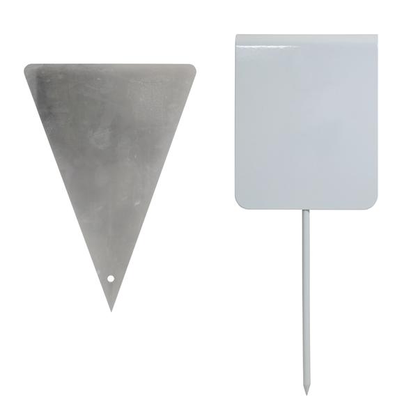 Dreieckige Metall-Markierblecher.