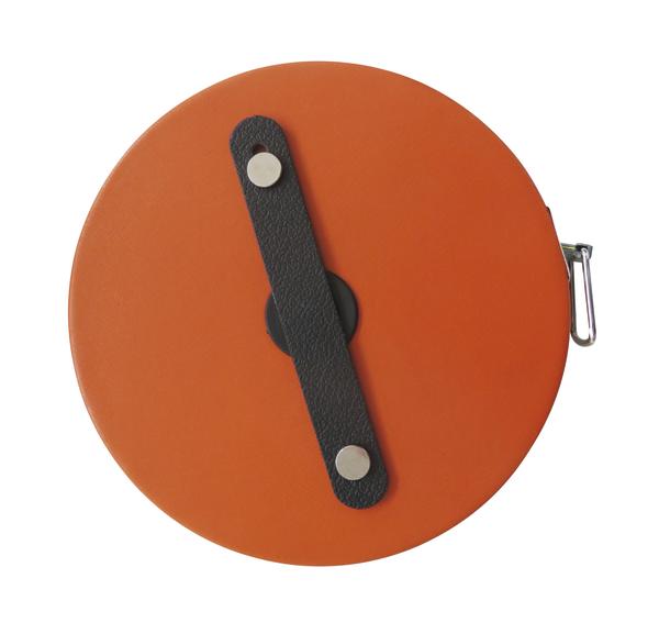 Rundes Maßband mit orangefarbenem Gehäuse und schwarzem Griff, isoliert auf weißem Hintergrund.