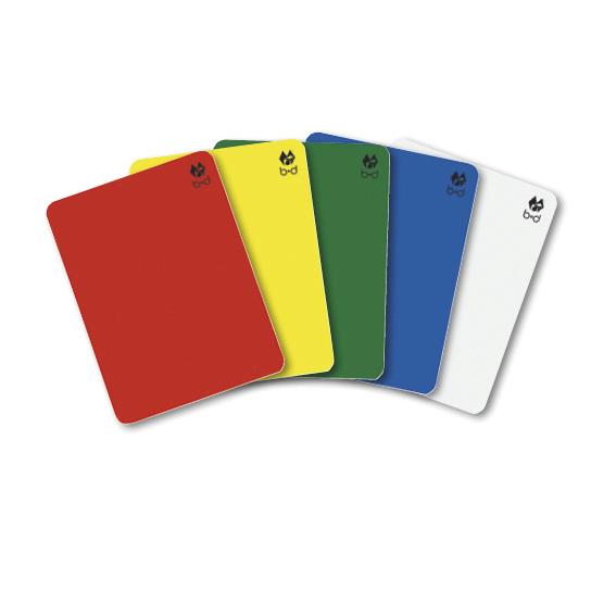 Fünf bunte Schiedsrichterkarten in Rot, Gelb, Grün, Blau und Weiß, angeordnet fächerförmig.